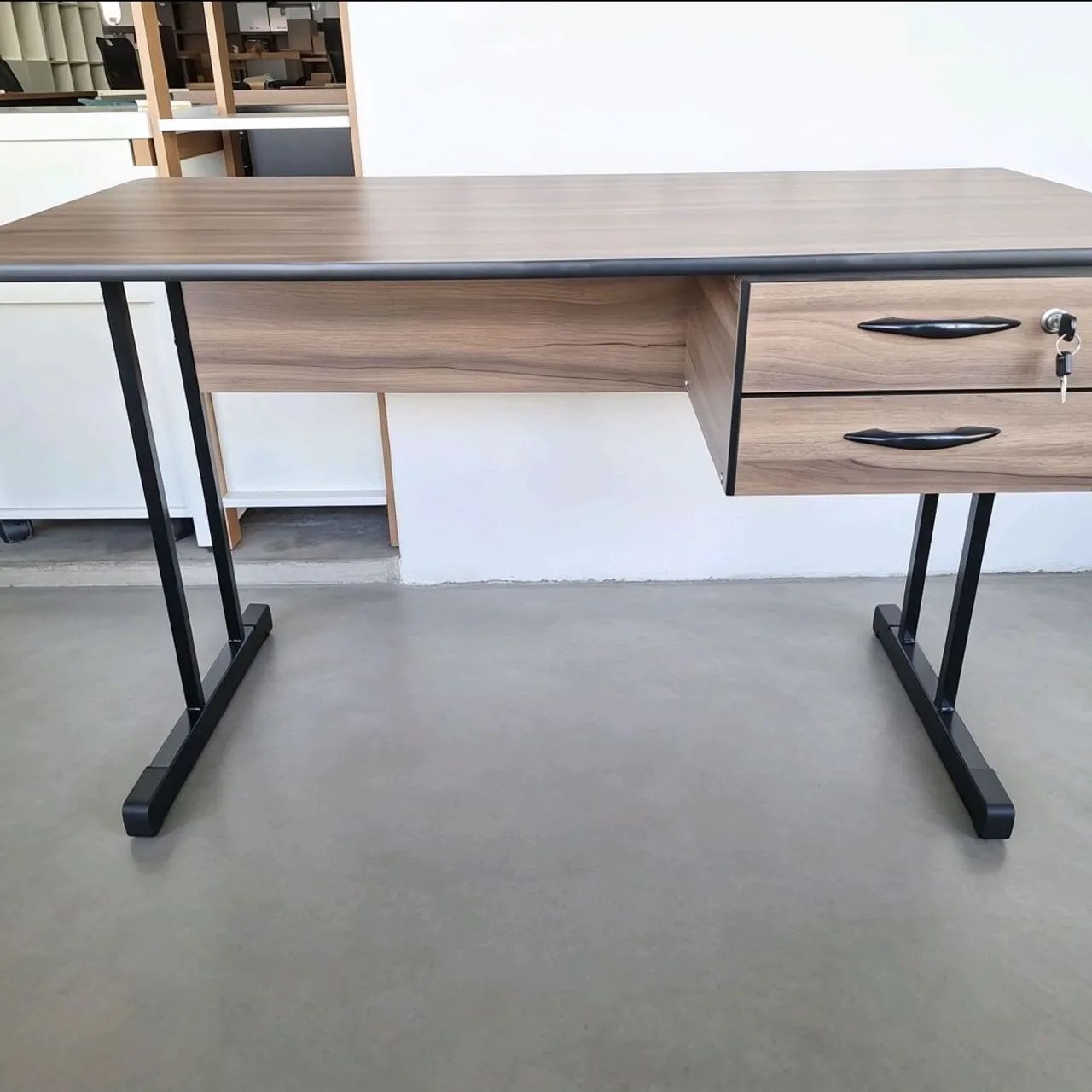 Mesa escritório 120x60 com duas gavetas