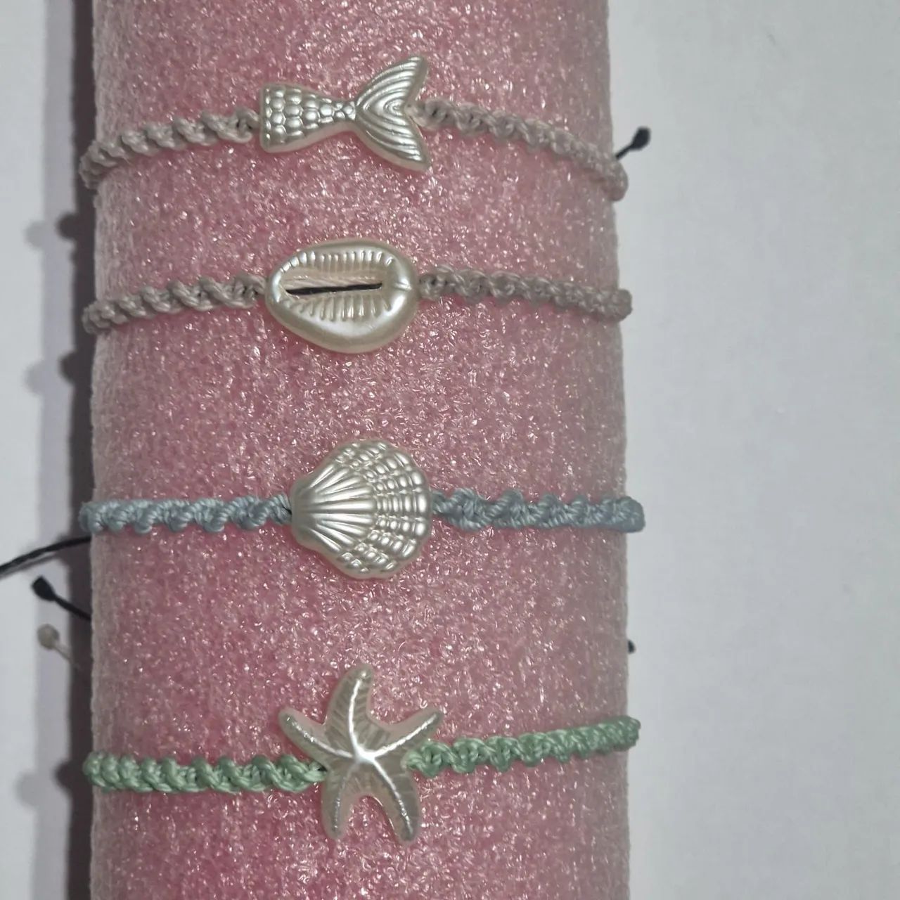 Pulseiras macramês com miçangas do mar