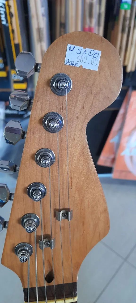 Guitarra barata com trava nas tarrachas  - Foto 4