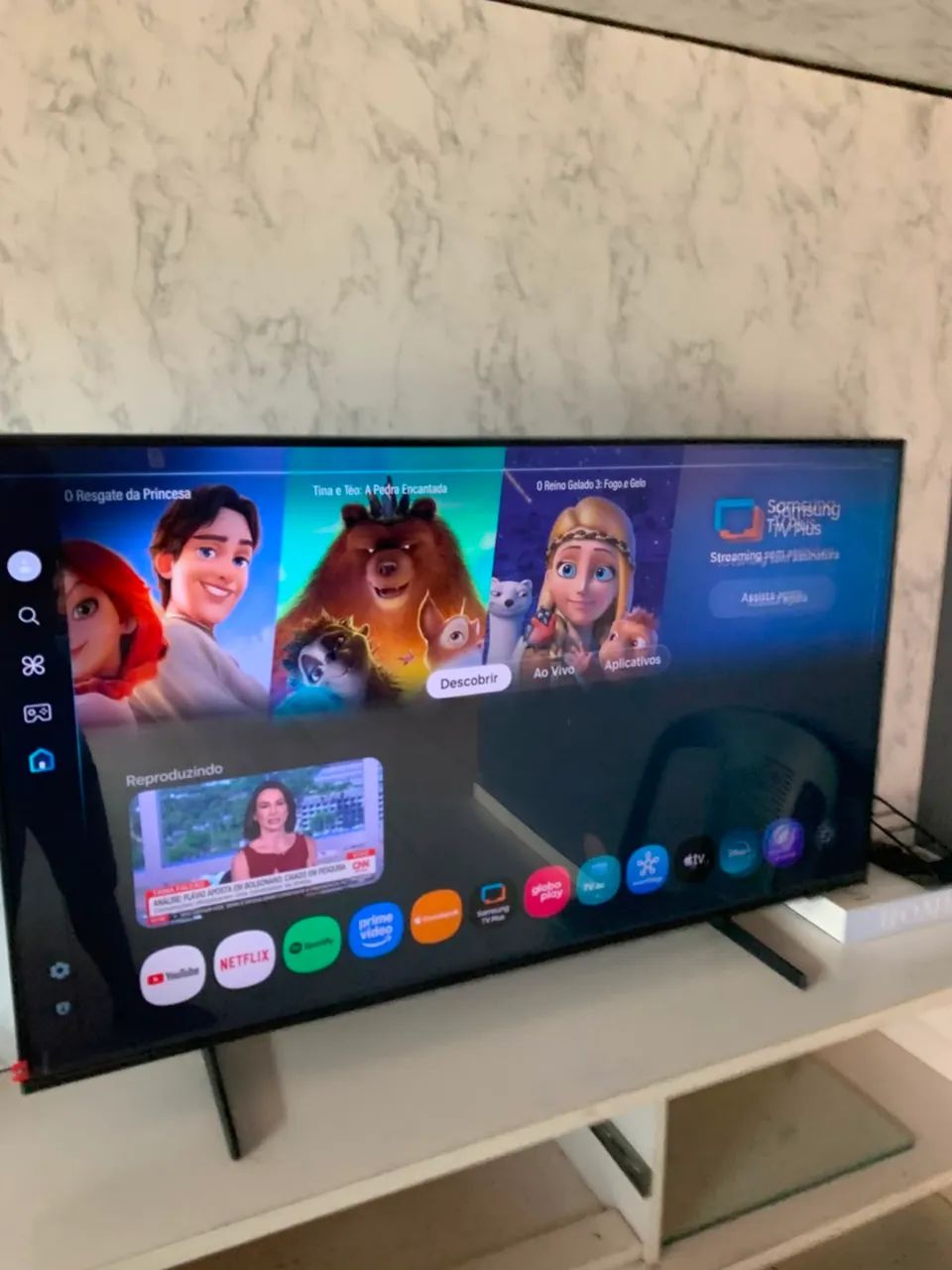 Vendo Tv Samsung crystal smart, 50 polegadas, controle recarregáveis sem pilha - Foto 4