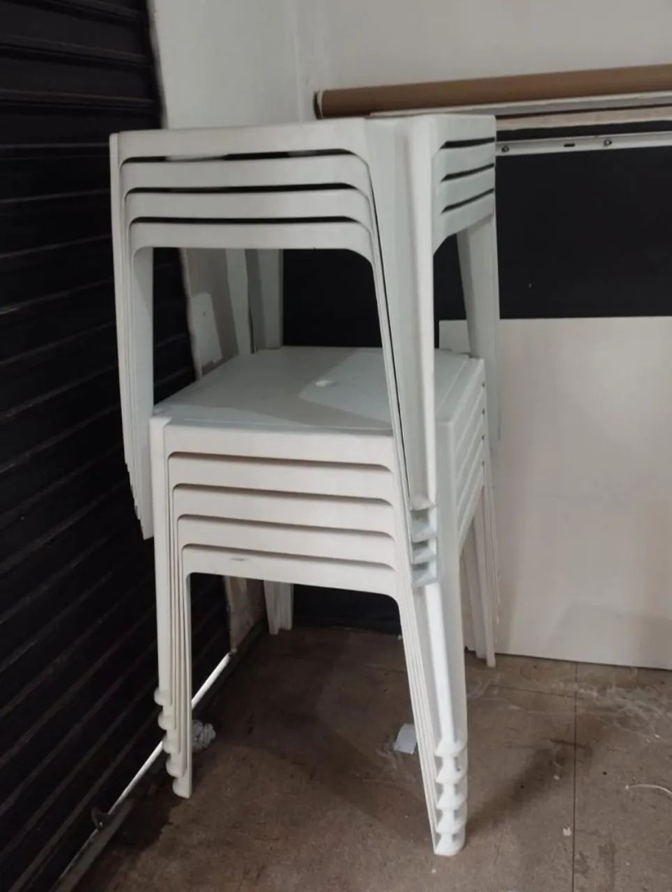 Mesa plástica branca com 4 cadeiras/ 