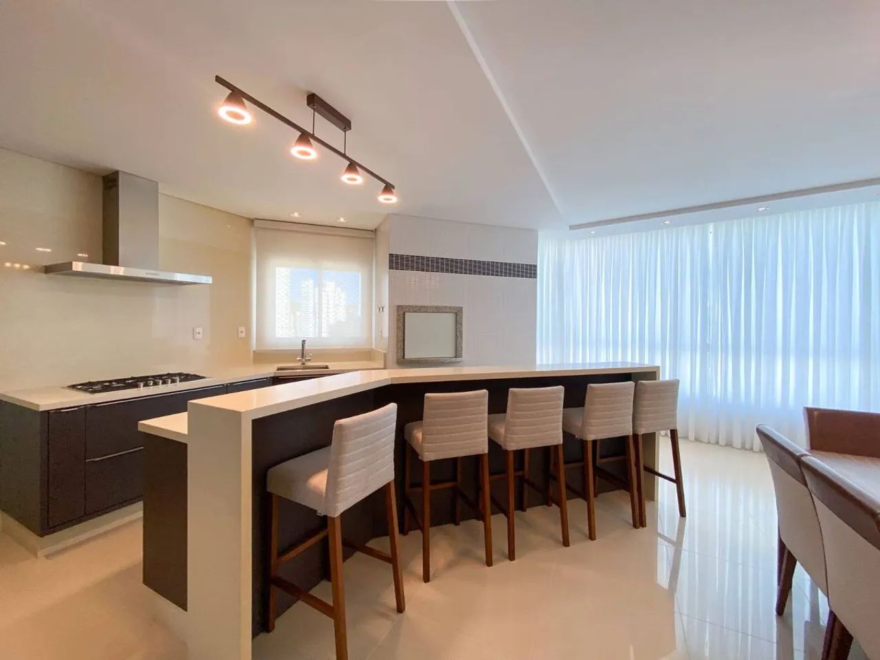 Apartamento mobiliado com 3 suítes para alugar na região central  Rua 2950 em Balneário Ca - Foto 3