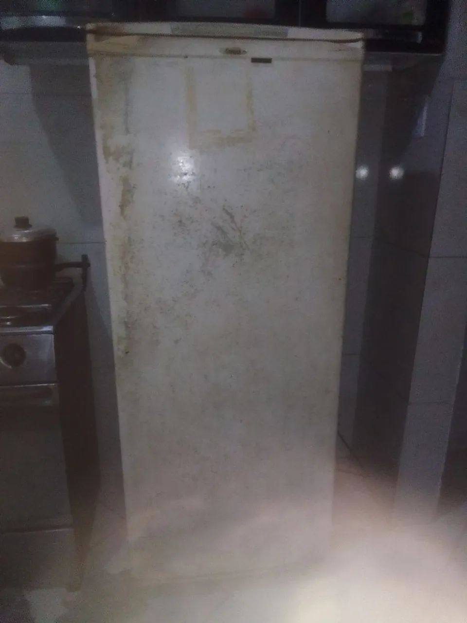 Vendendo geladeira usada com macas de uso  - Foto 2