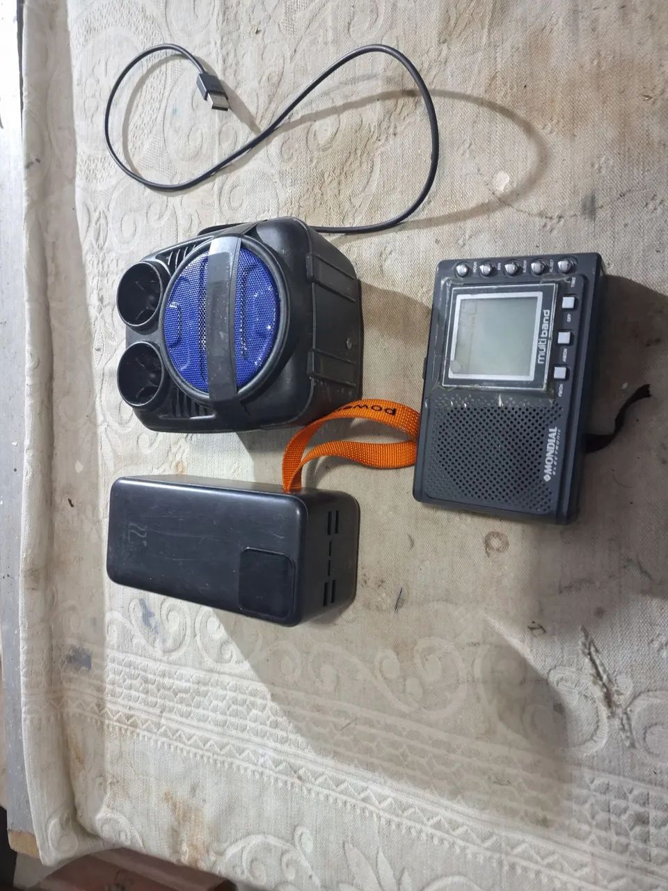 Lote com 2 rádios e um carregador. Nao testei 