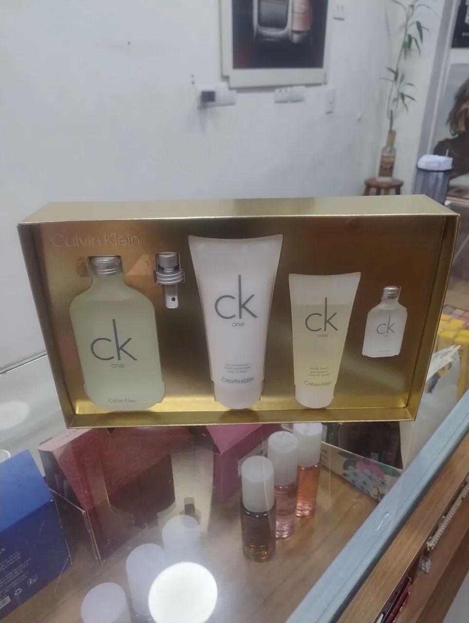 Perfume CK One Kit 200 ml + Creme + Mini  - Foto 2