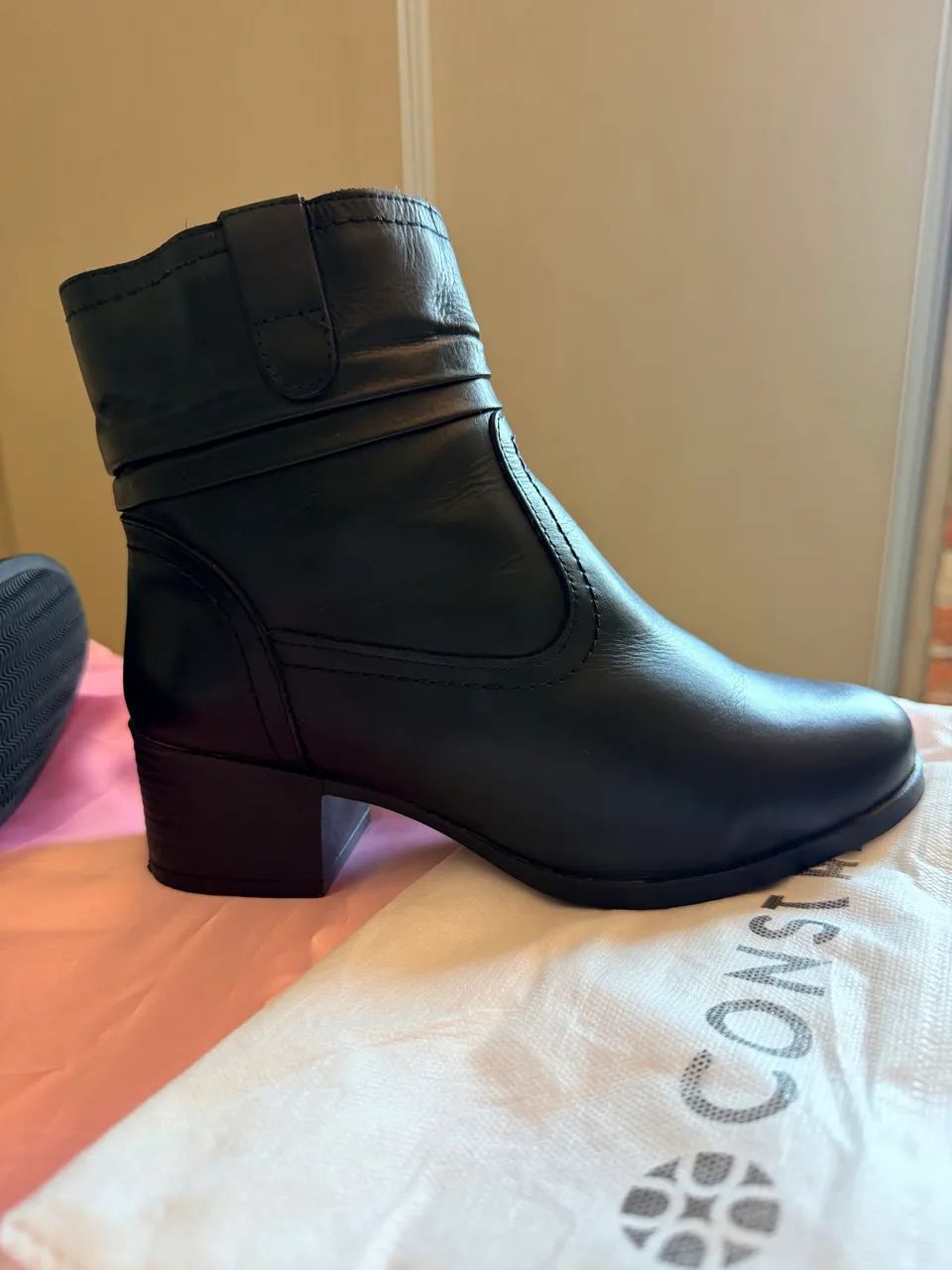 Bota Preta Constance - Salto 4cm | Confortável e Elegante - Foto 5