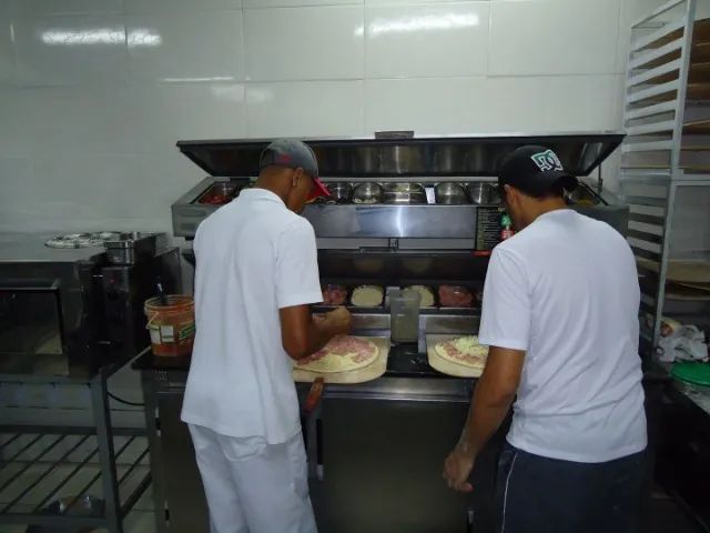 Balcão para pizzaria com freezer e condimentador,para o preparo de pizzas
