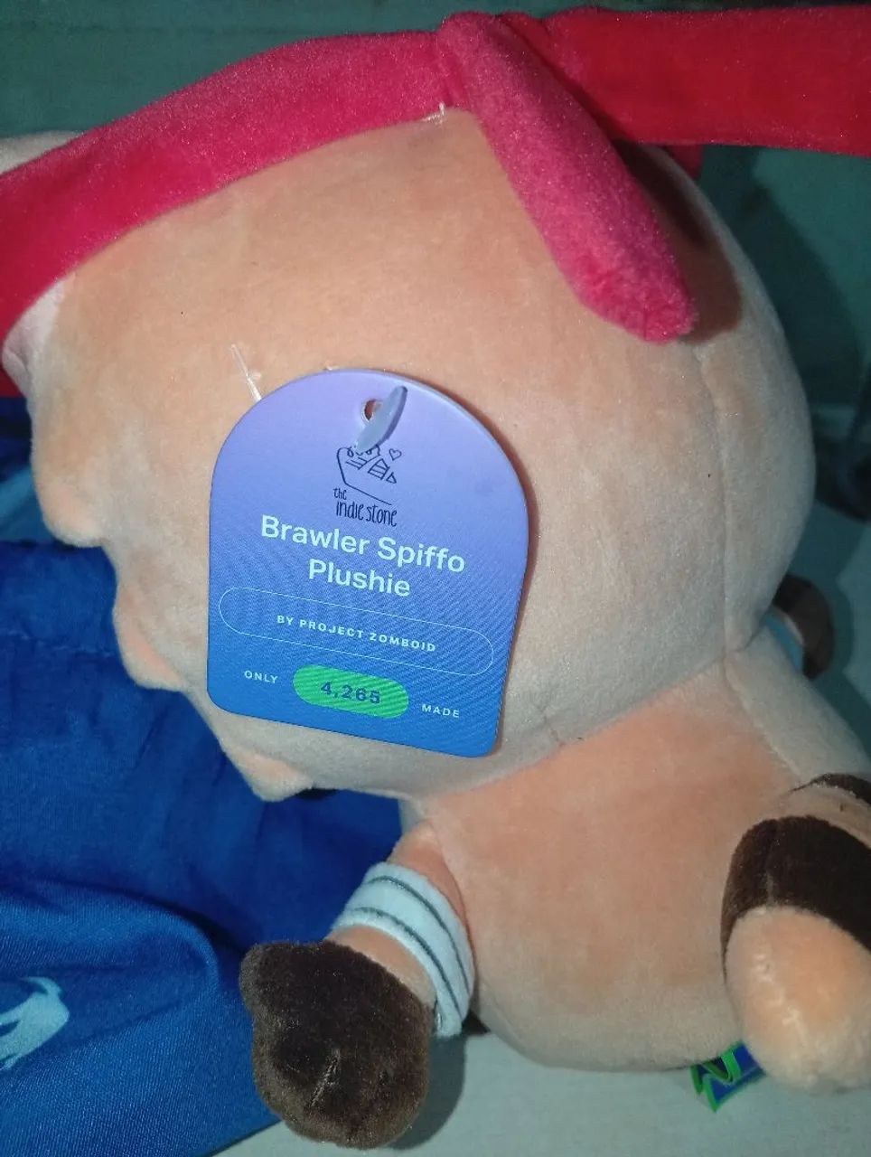 Brawler Spiffo Plushie Oficial - Project Zomboid x Makeship (Edição Limitada) - Foto 4