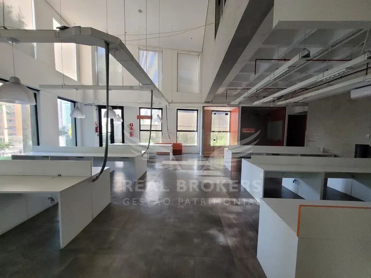 Sala Comercial Mobiliada para Locação 750m² de Área Útil, copa e 6 Vagas de Garagem em Alp - Foto 3