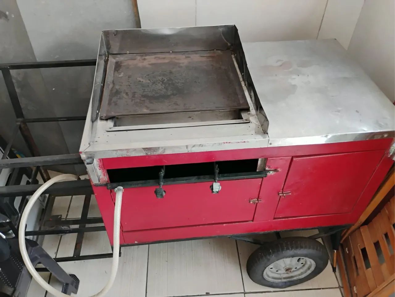 Carrinho de lanche bem conservado 