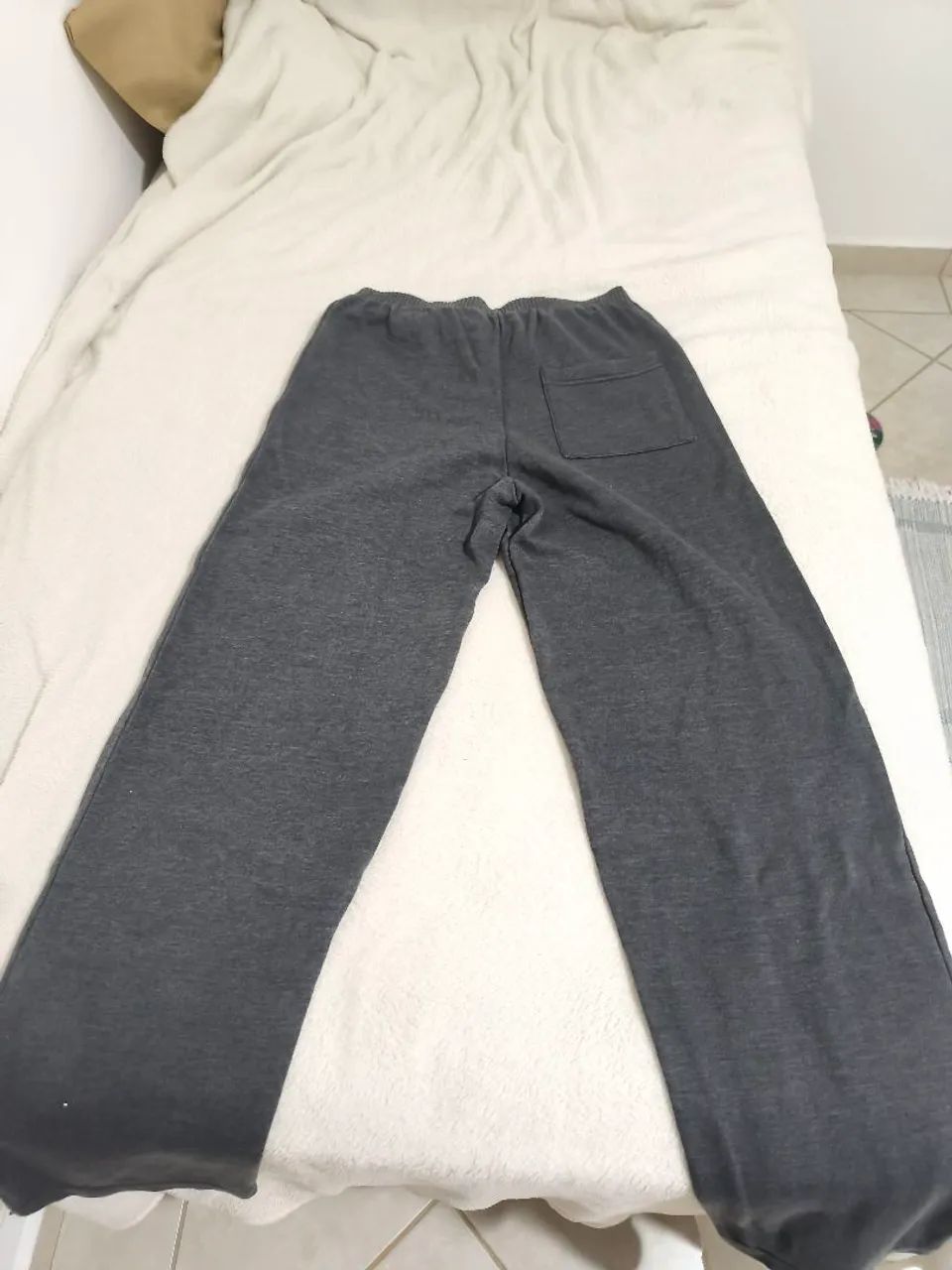 Calça cinza de moletom com bolso atrás  - Foto 2