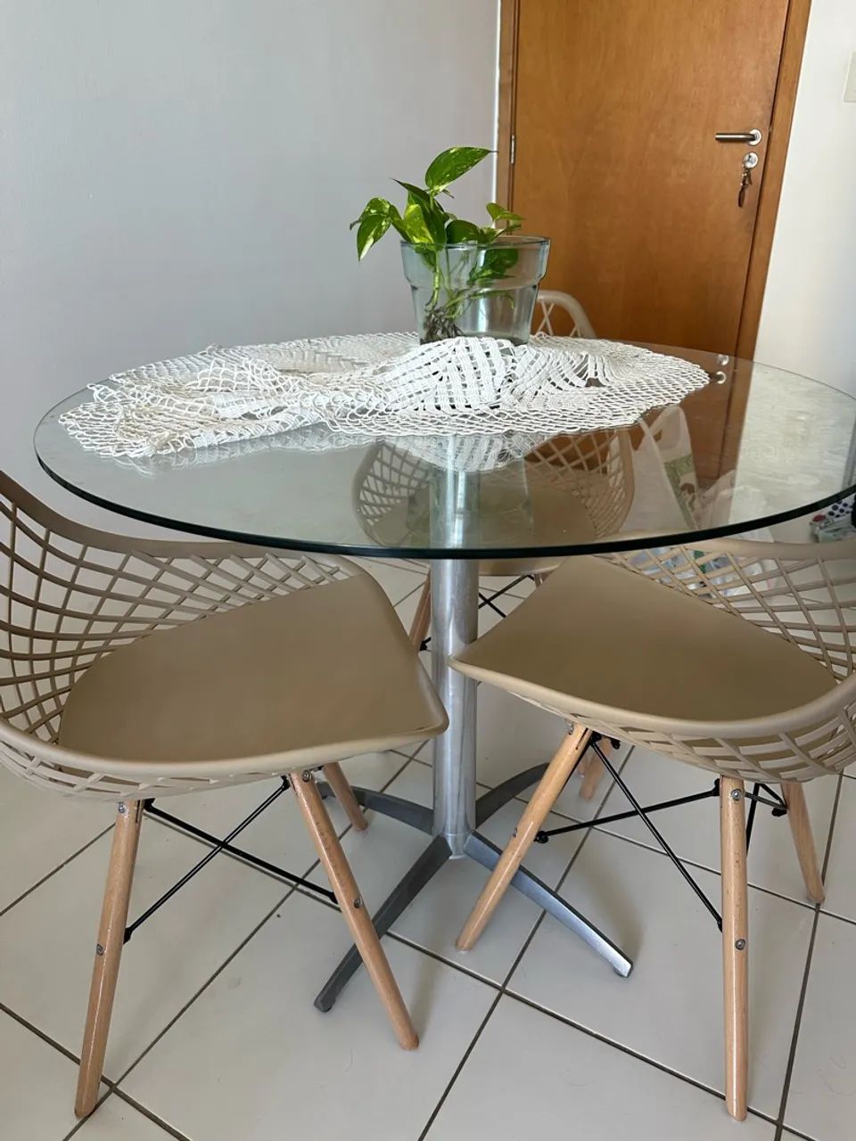 Mesa com três cadeiras  - Foto 2