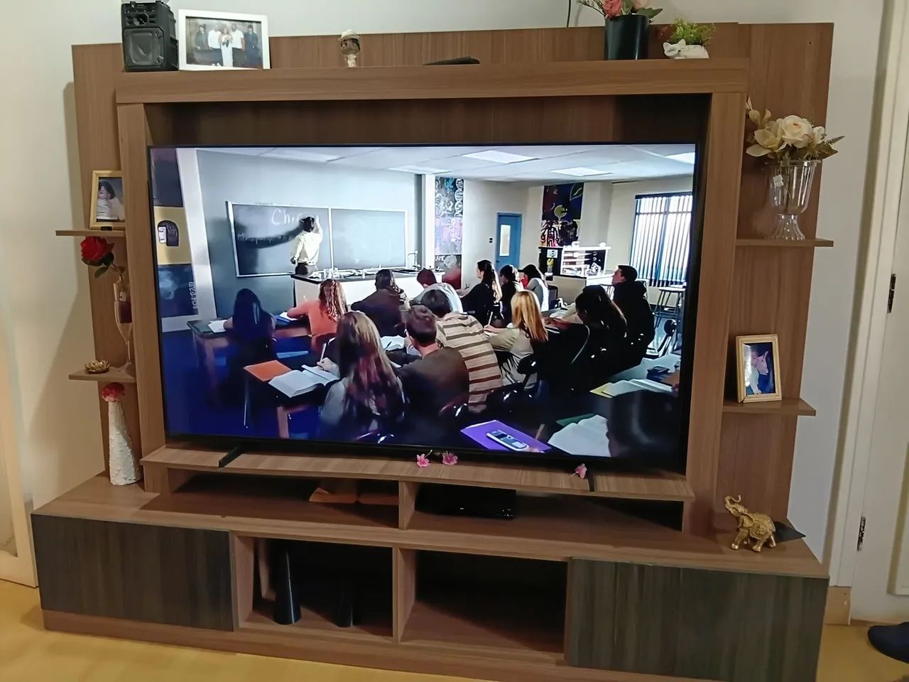 Estante para TV 65 polegadas novo 470 reais