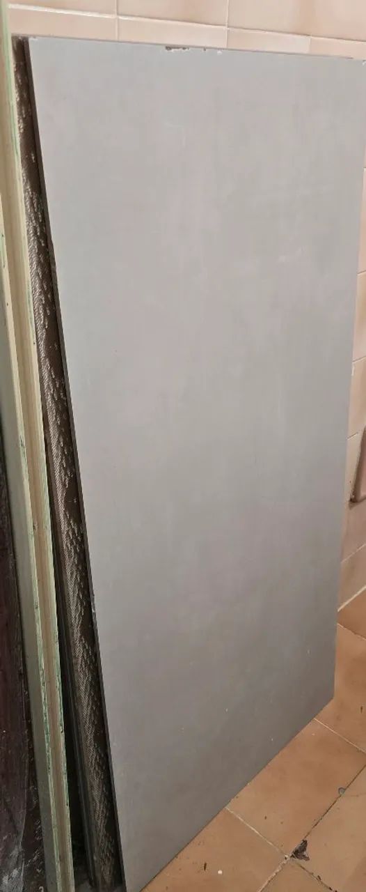 Porcelanato acetinado cinza (52 x 104 cm) 