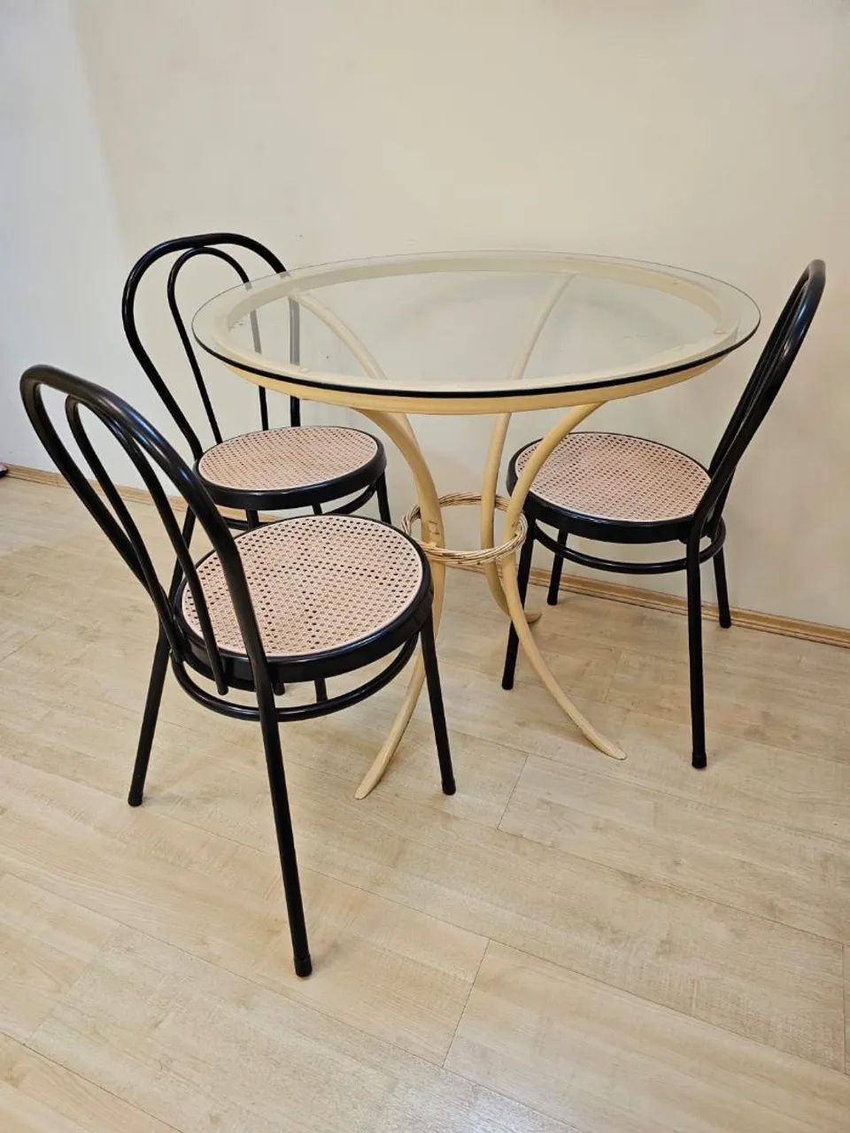 Conjunto de mesa + 3 cadeiras + aparador 