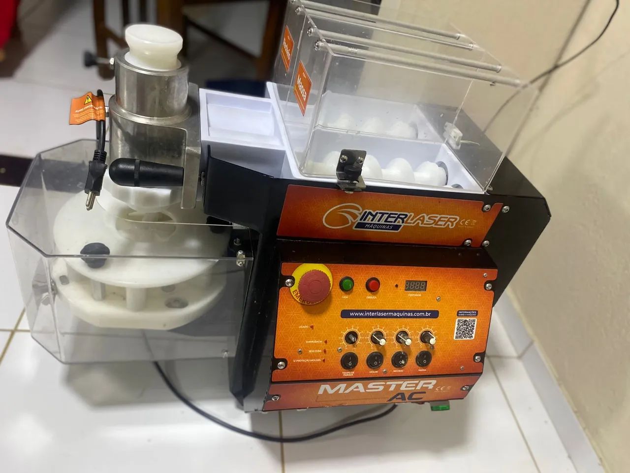 Máquina formadora e recheadora de salgados e doces
