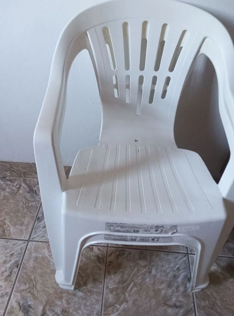 Duas cadeiras plástica 