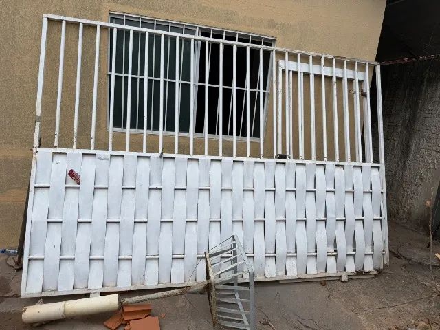 Conjunto de portões e grade