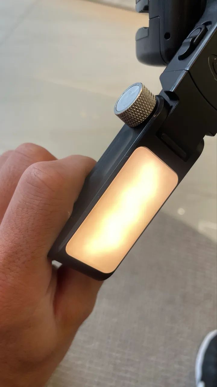 Estabilizador gimbal com luz e tripé  - Foto 3
