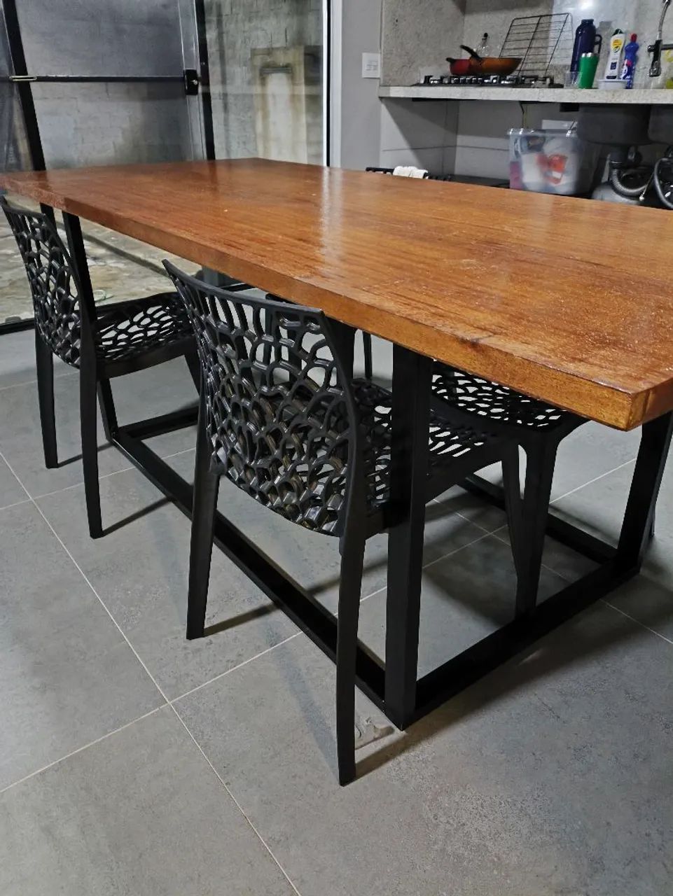 Mesa de madeira com pés de ferro. 