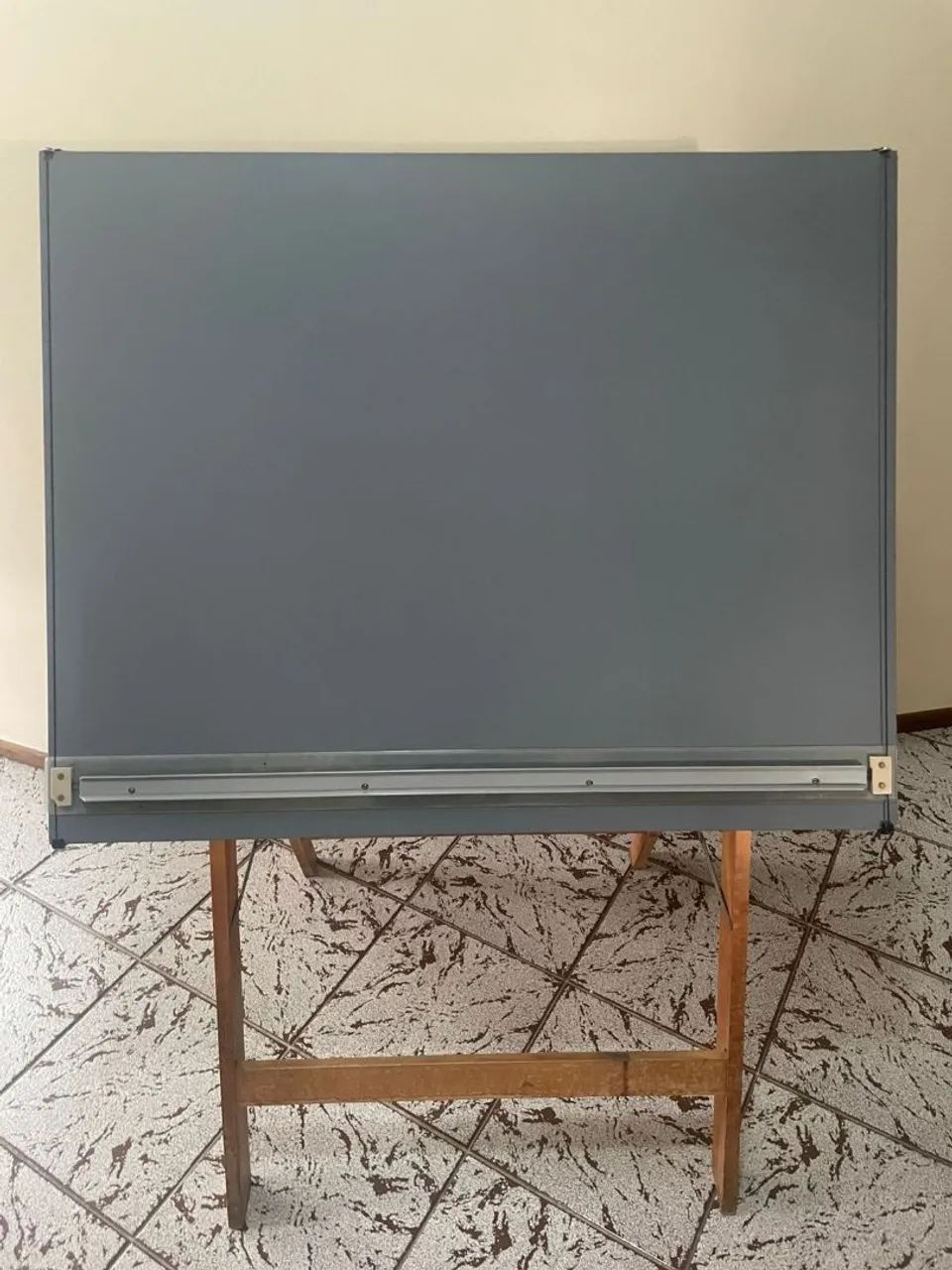 Prancheta de Desenho Técnico Desetec Trident A1 com Cavalete de Madeira - 1,00m x 80cm