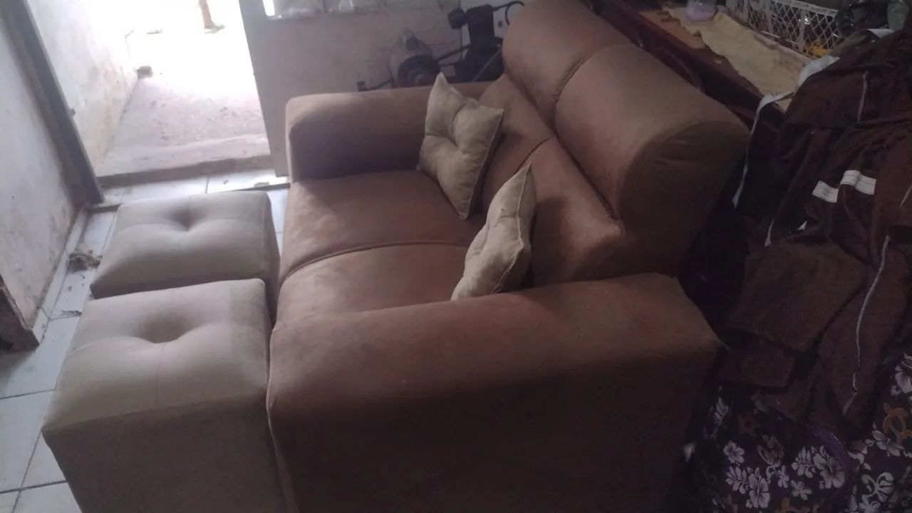 Vendo kit; sofá de 2 lugares com 2 pulfs e duas almofadas. - Foto 3