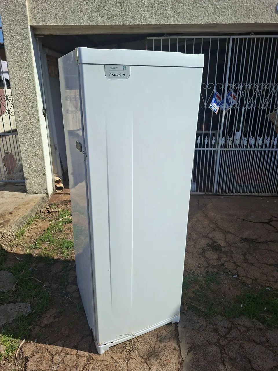 Geladeira Esmaltec. 