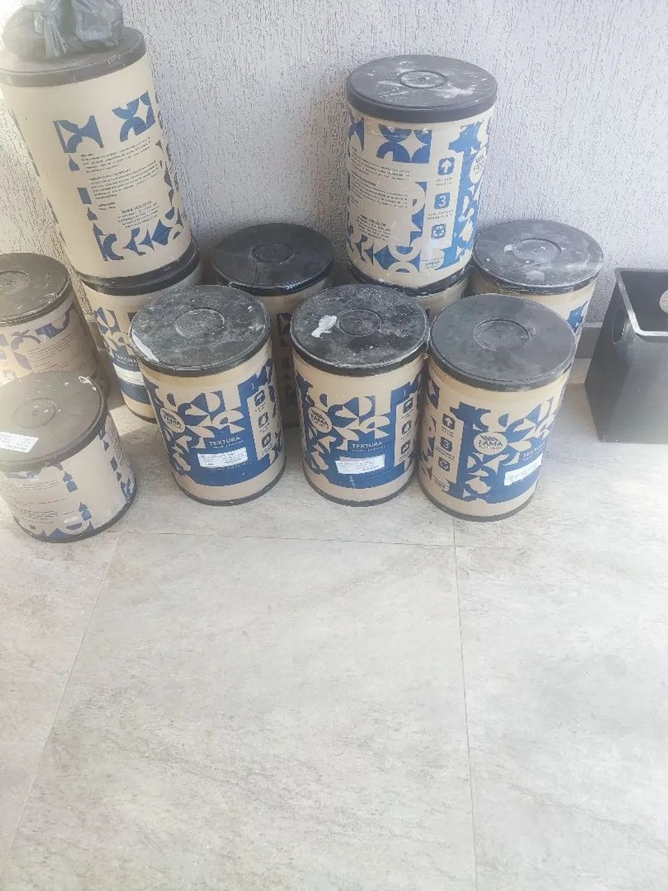 Vendo  6 barricas de 40kg de  textura grafiato cinza cromio - Foto 2