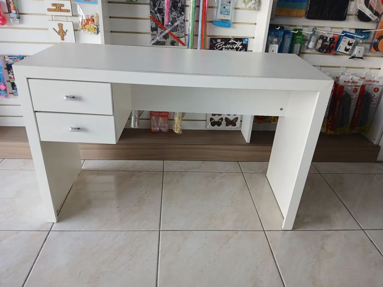Escrivaninha Impecável, com gavetas  - Foto 2