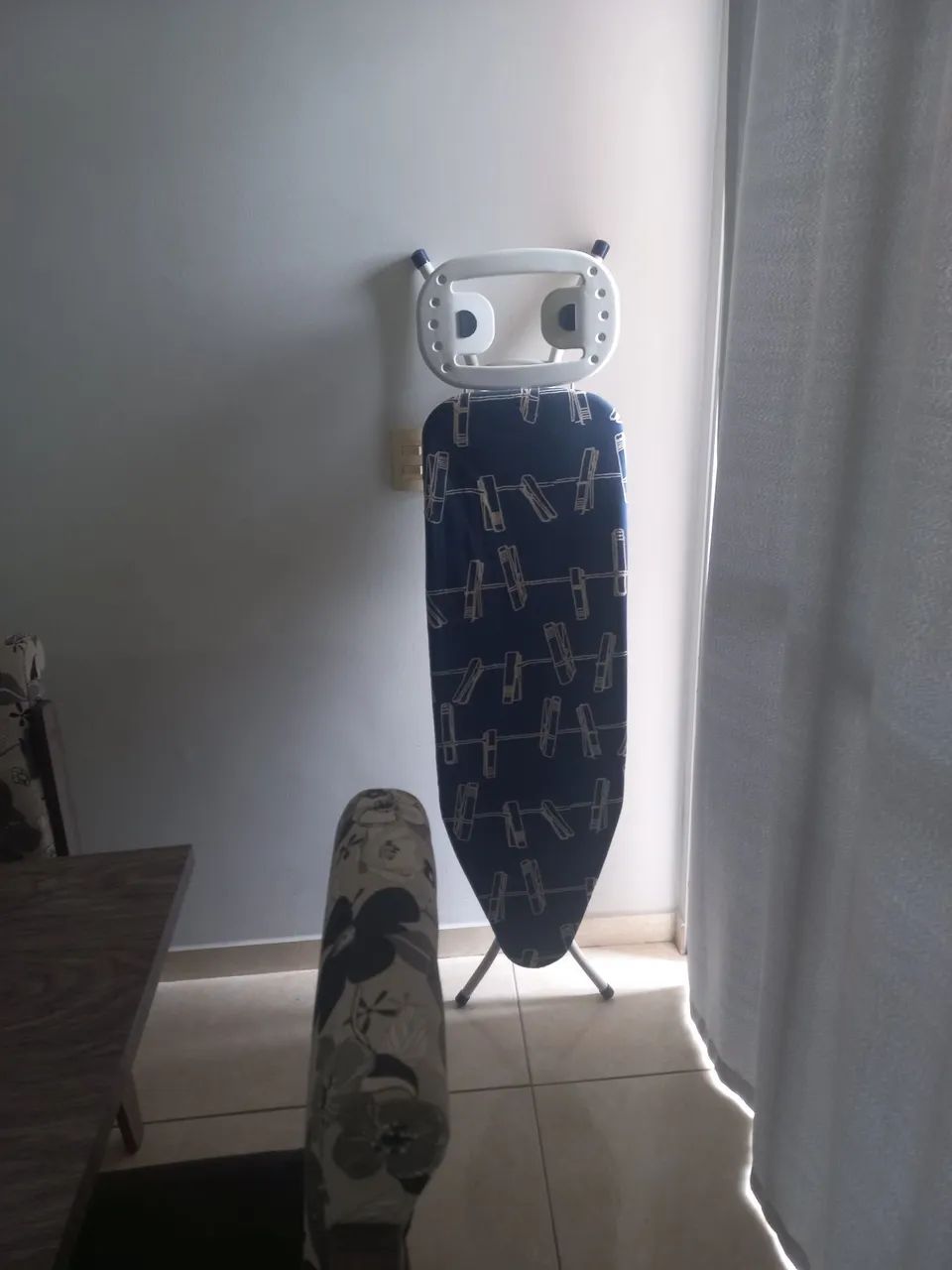 Vendo tábua de passar roupas e ferro elétrico  usado. - Foto 4