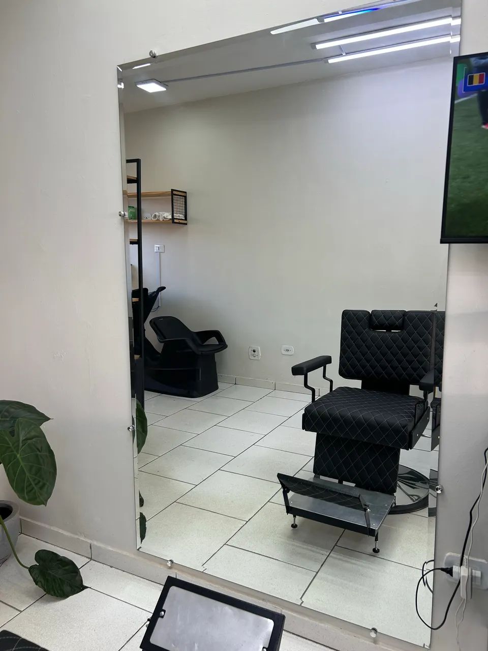 Kit completo barbearia 1 cadeira, 1 espelho e 1 bancada - Foto 4
