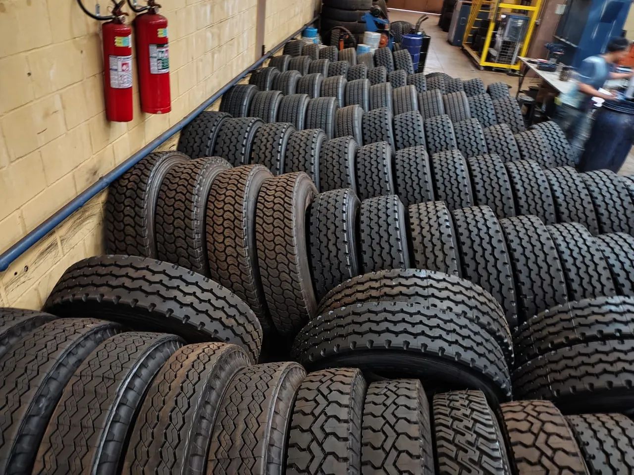 Pneus ressolados com garantia, medidas 275, 295. - Foto 5