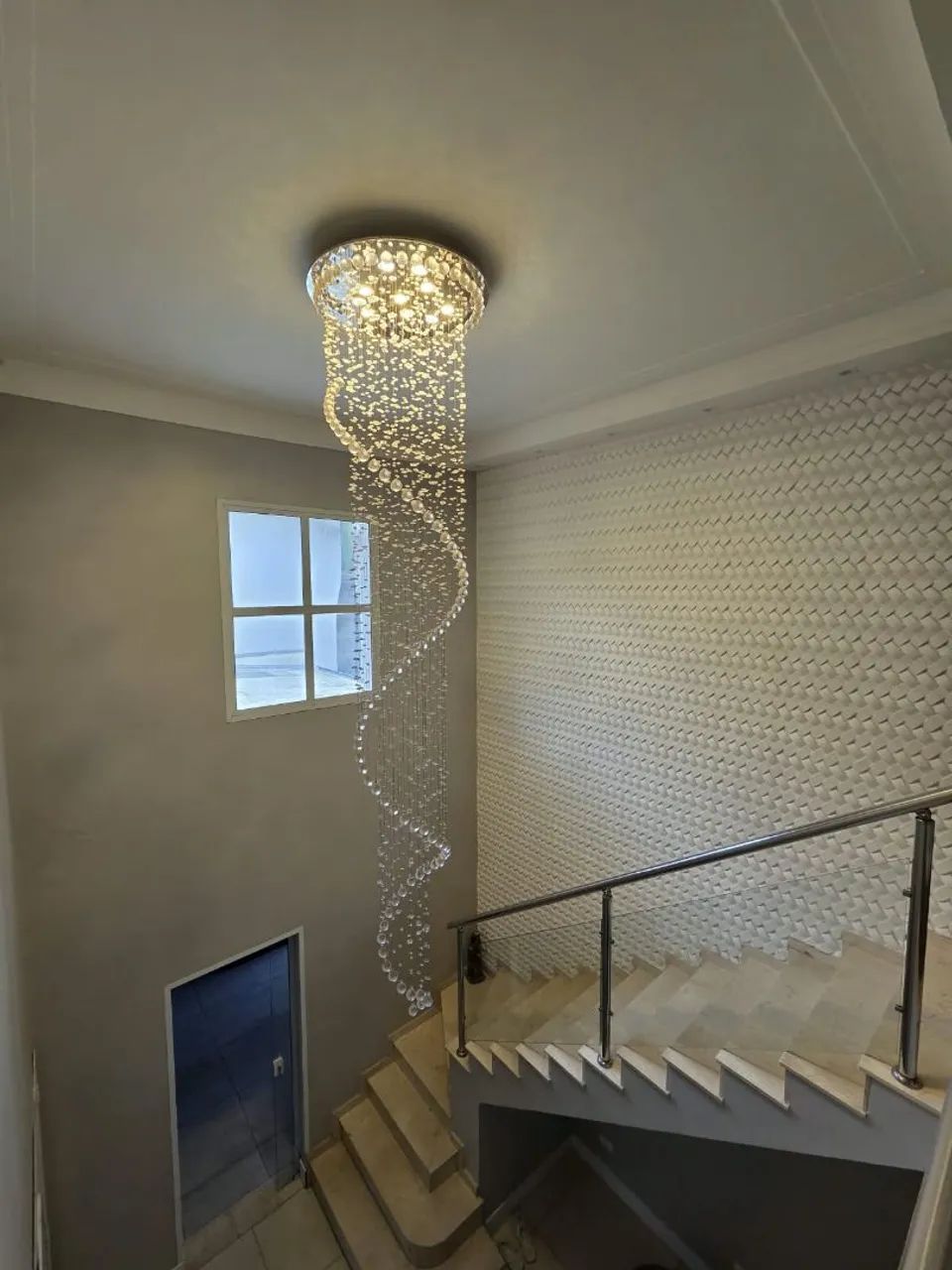 Lustre em cascata longa.Conservado 
