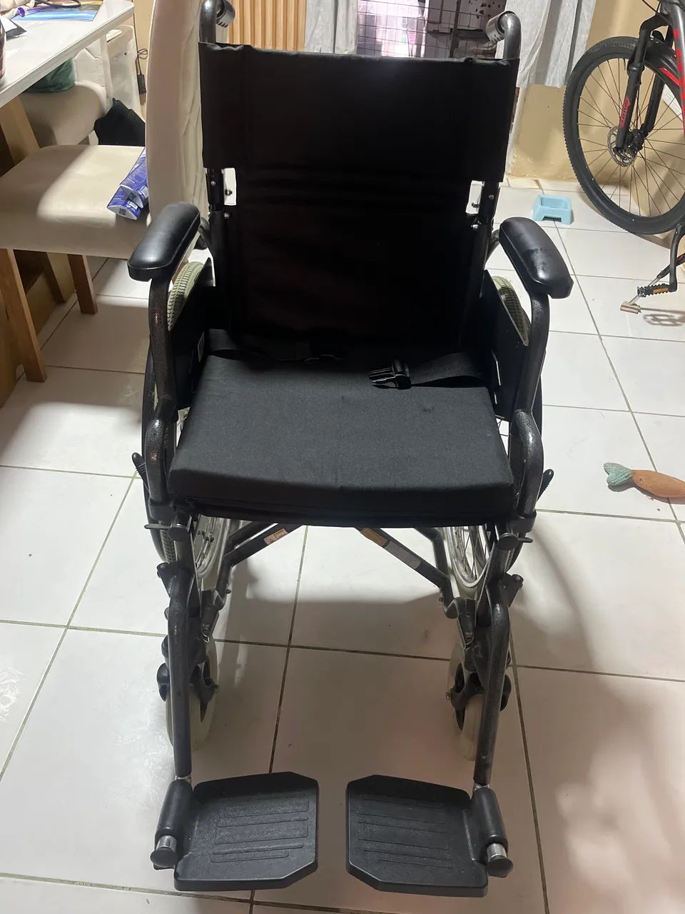 Vende-se uma cadeira de roda semi nova 900,00