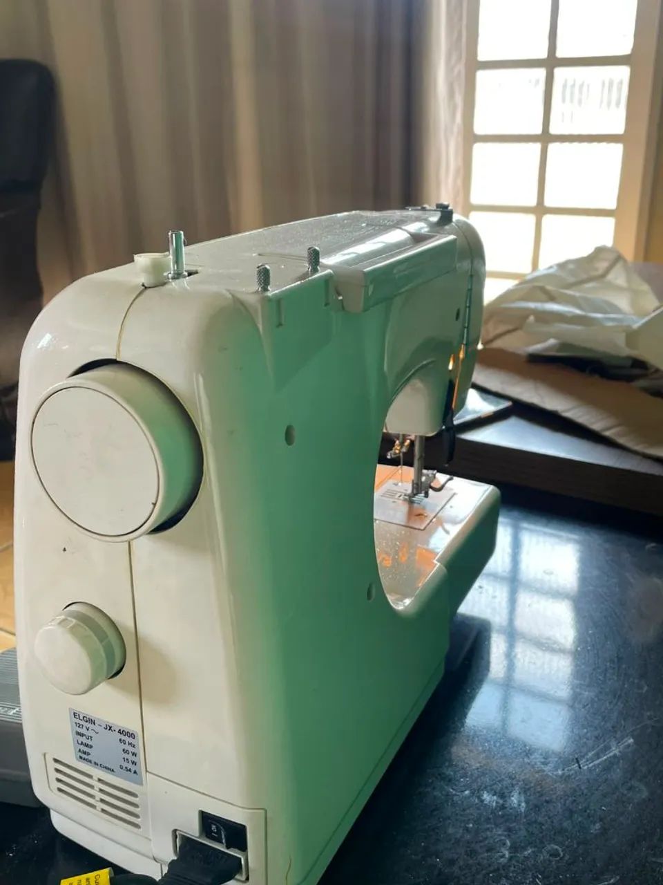 Máquina de costura c/pequeno defeito. - Foto 4