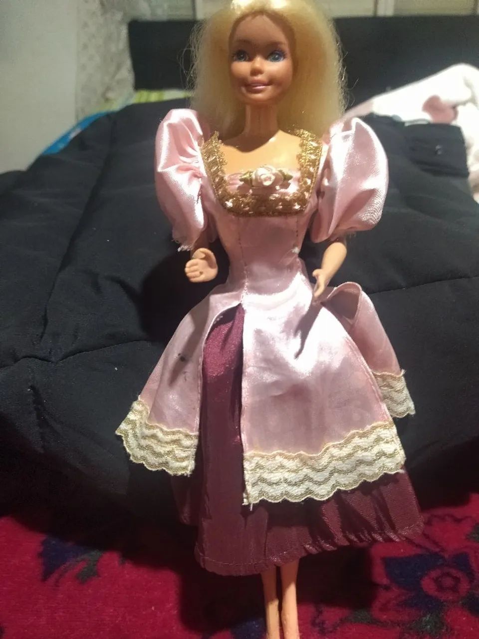 Boneca Barbie da estrela antiga com avaria nos pés e cabeça colada - Foto 2