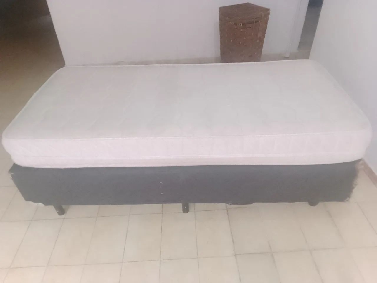 Vendo cama box de solteiro com colchão usado de espuma. - Foto 4