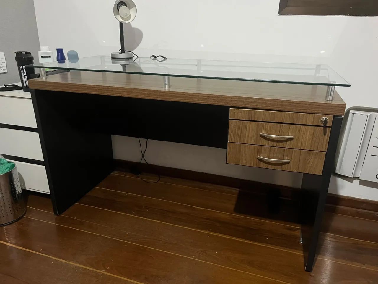 Mesa de escritório com tampo de vidro - Foto 4