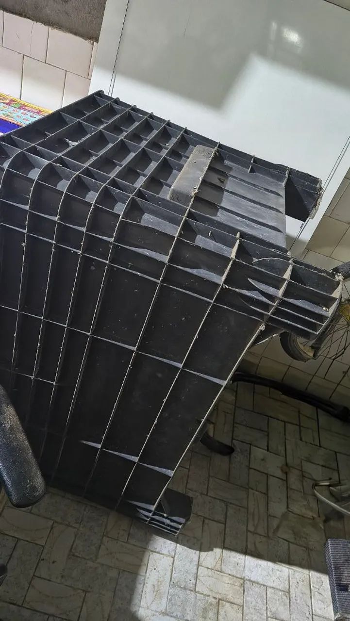 Caixa plástica fechado bem reforçada, capacidade para 370 L