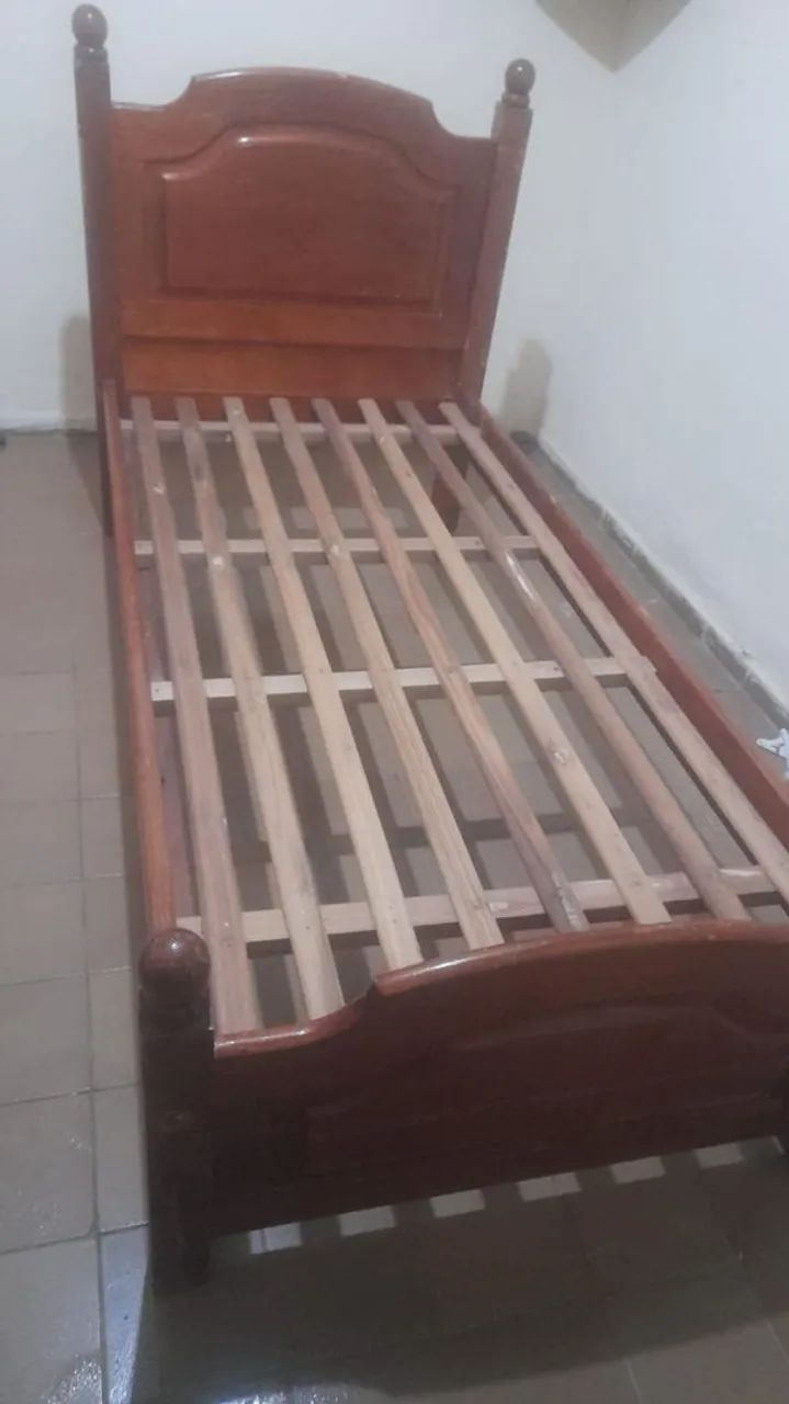 Cama antiga de madeira pesada 