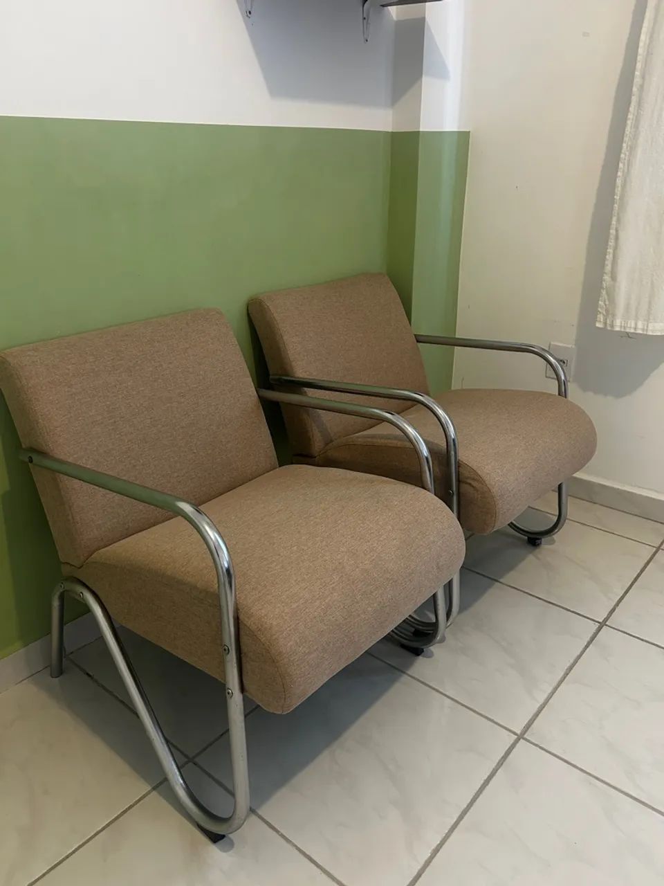 2 Poltronas em linho beje seminovas 