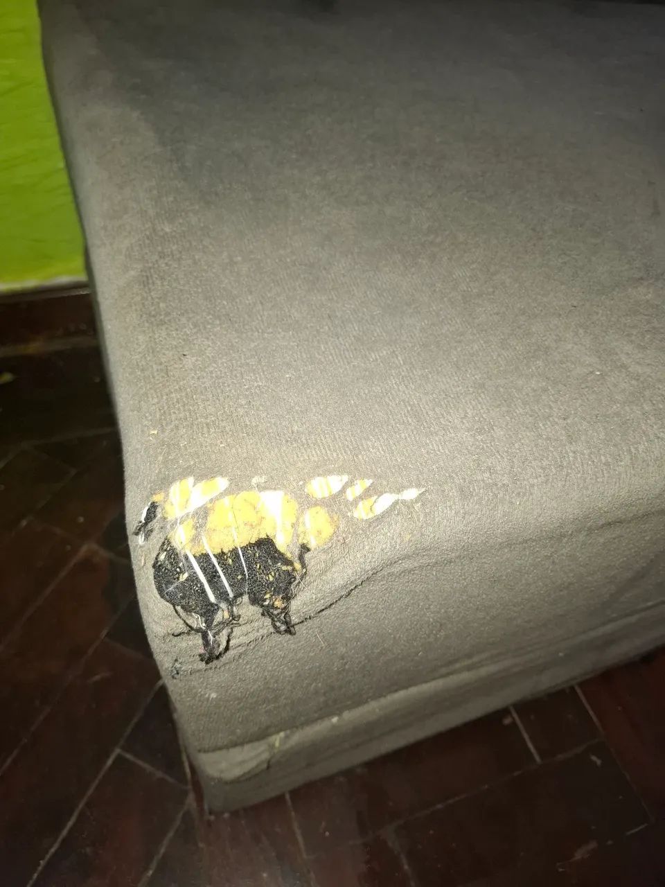 Sofá pequeno e base de cama de casal - Foto 3