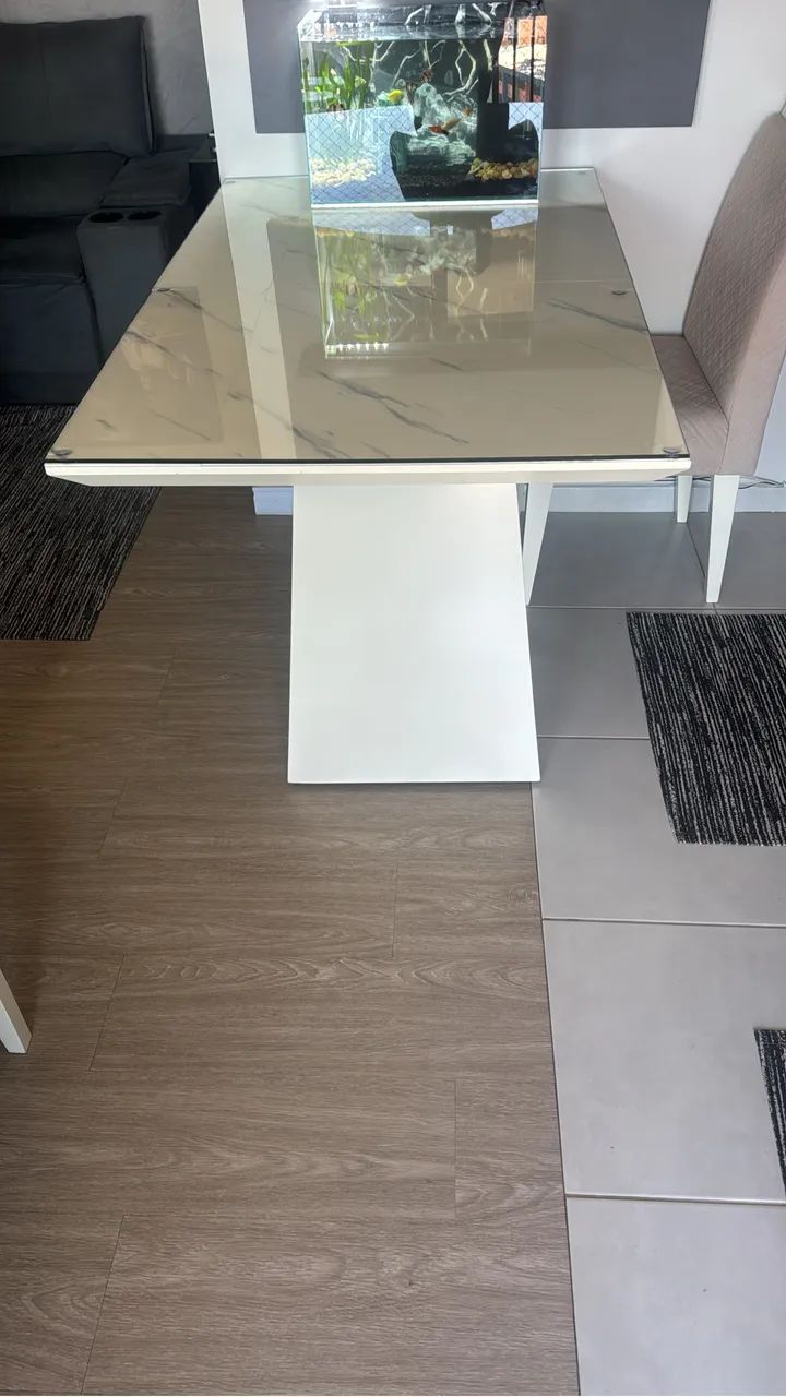 Mesa 4 lugares com cadeiras estofadas e espelho de parede  - Foto 5