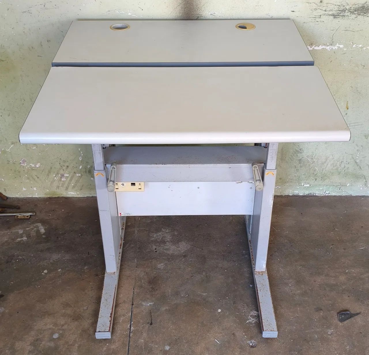 Mesa dupla com regulagem de altura