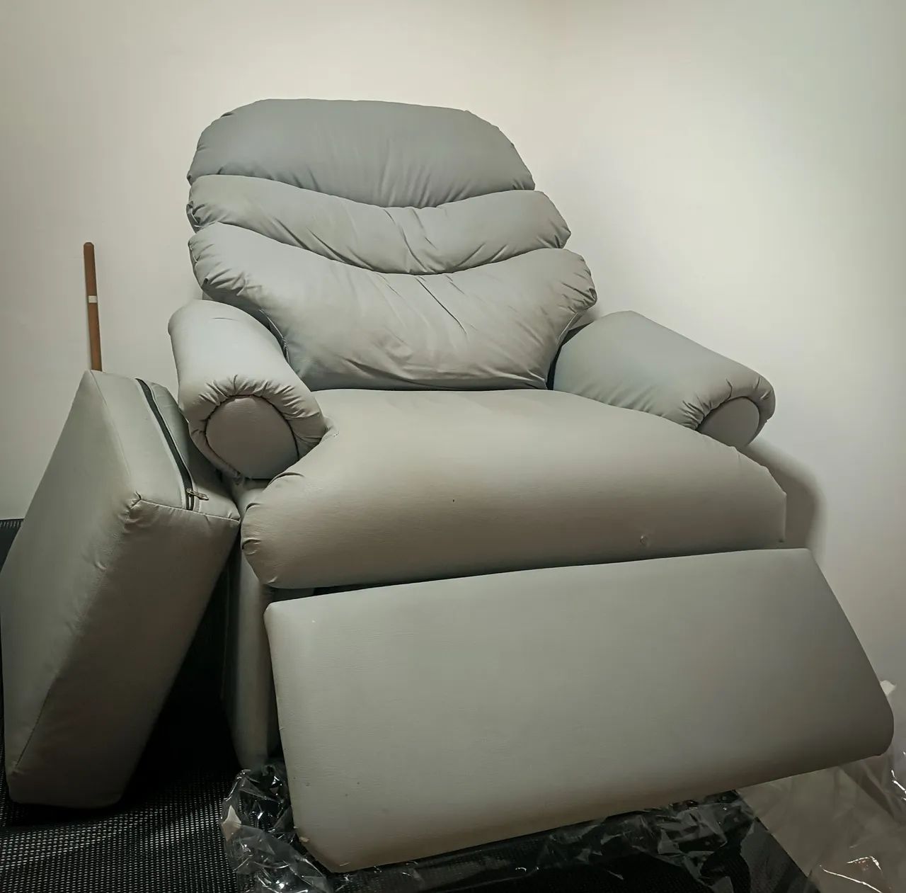 Poltrona reclinável acolchoada com almofada extra 