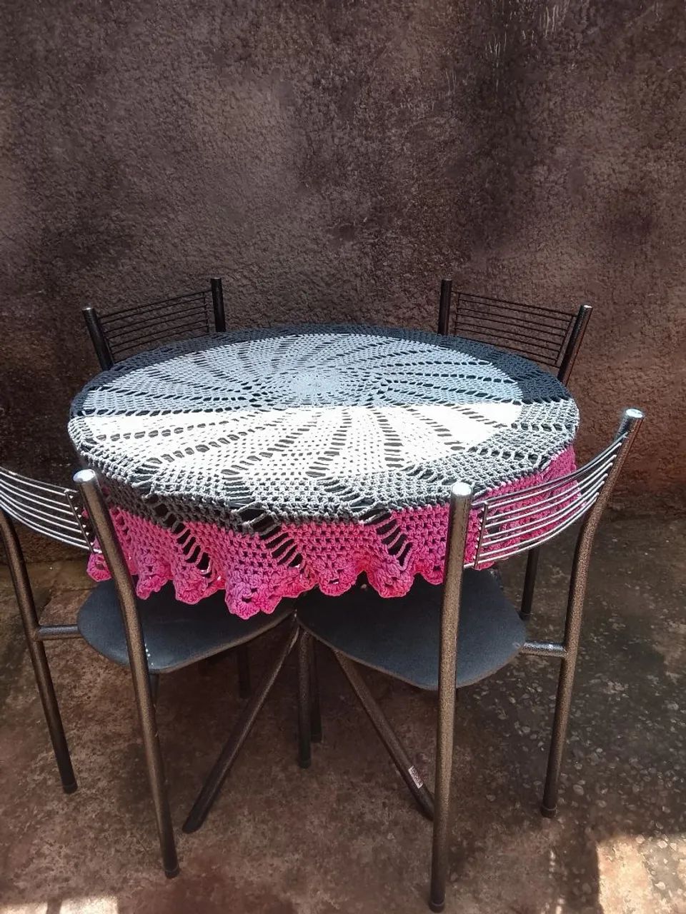 Mesa com quatro cadeiras 