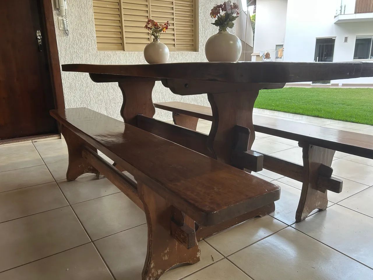 Mesa madeira maciça - 2 bancos