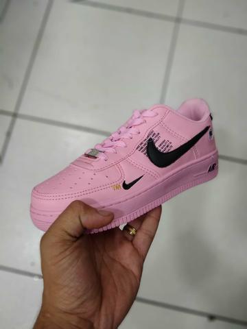 Nike air force Lv8 rosa com preto