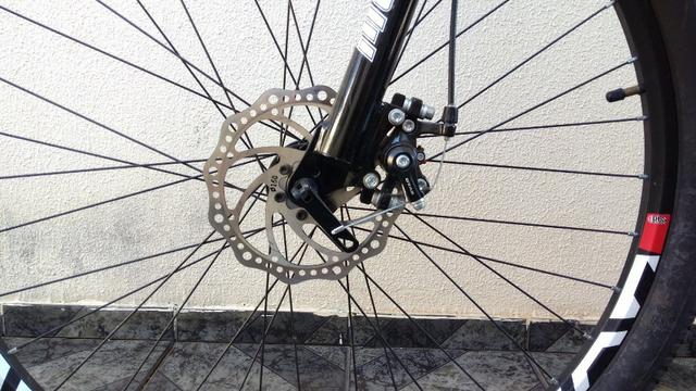 Mountain bike Aro 29 freio a Disco Seminovo - Foto 2