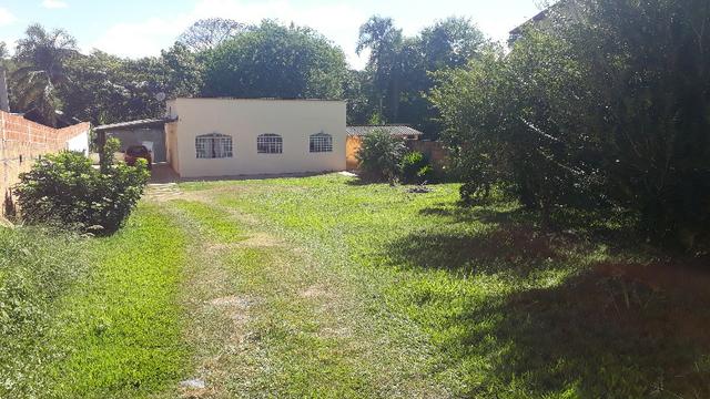 Casa com três quartos em Arniqueira